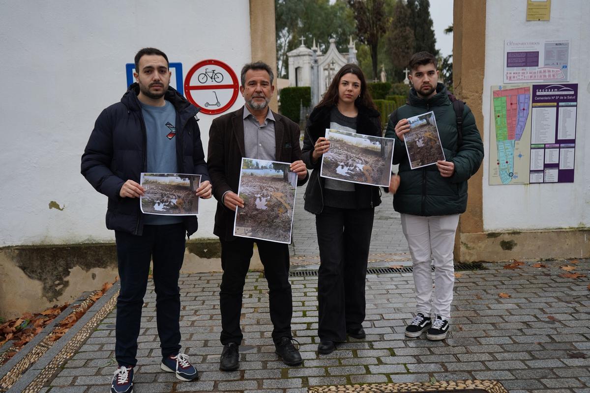 Lara y Dobladez junto a miembros de las juventudes socialistas este jueves en el cementerio de La Salud.