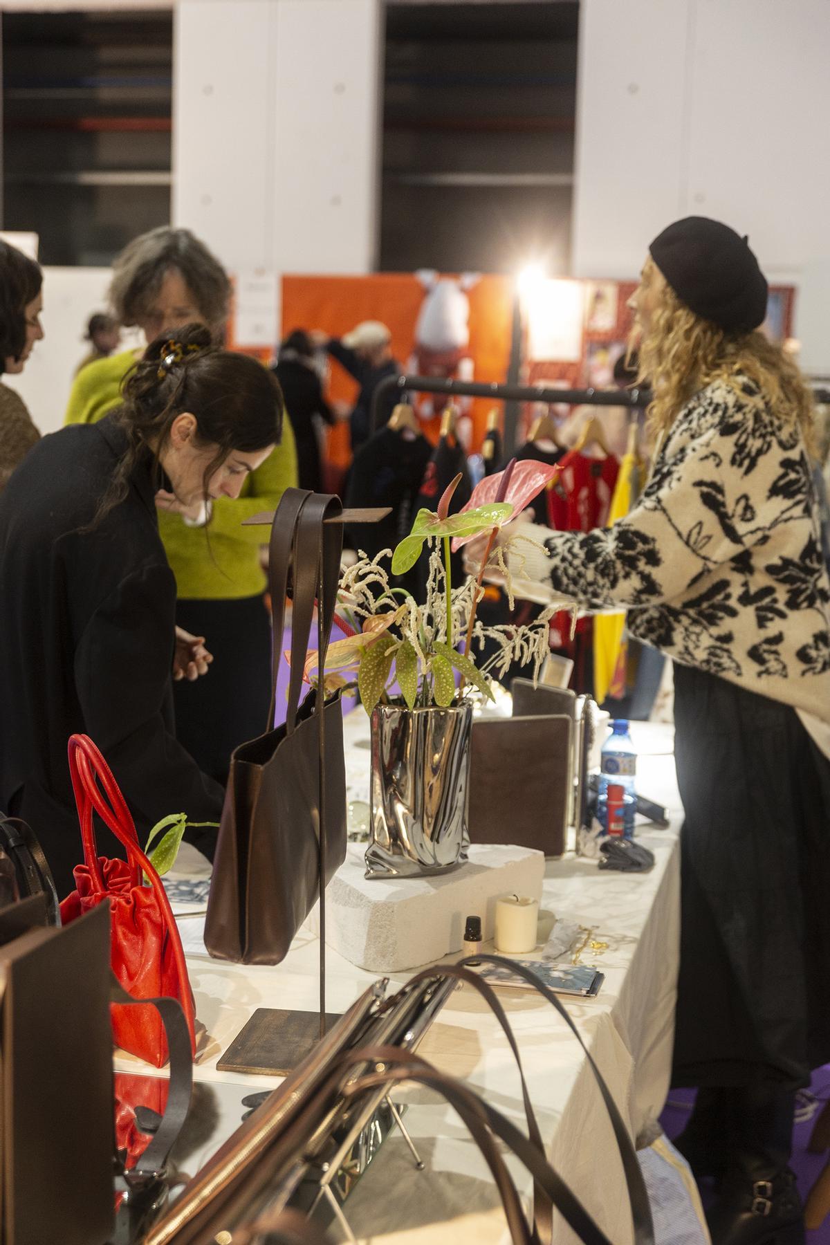 Bolsos artesanales en el mercadillo navideño de diseño de Barcelona.