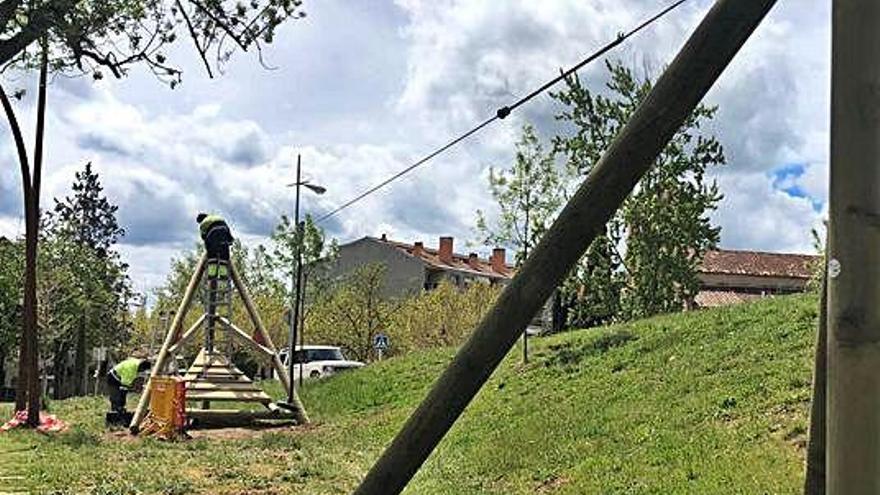 Solsona instal·la una tirolina  al parc infantil del casal cívic