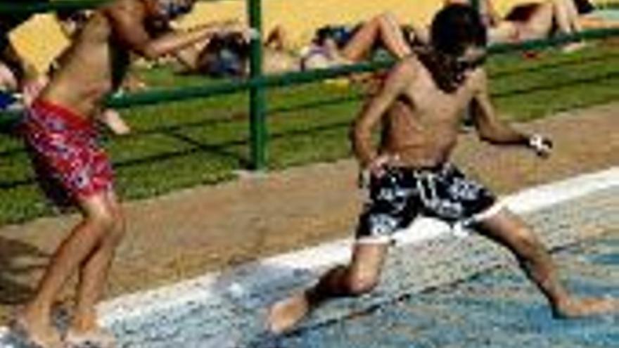 Duras críticas de la oposición y la ciudadanía al cierre de las piscinas