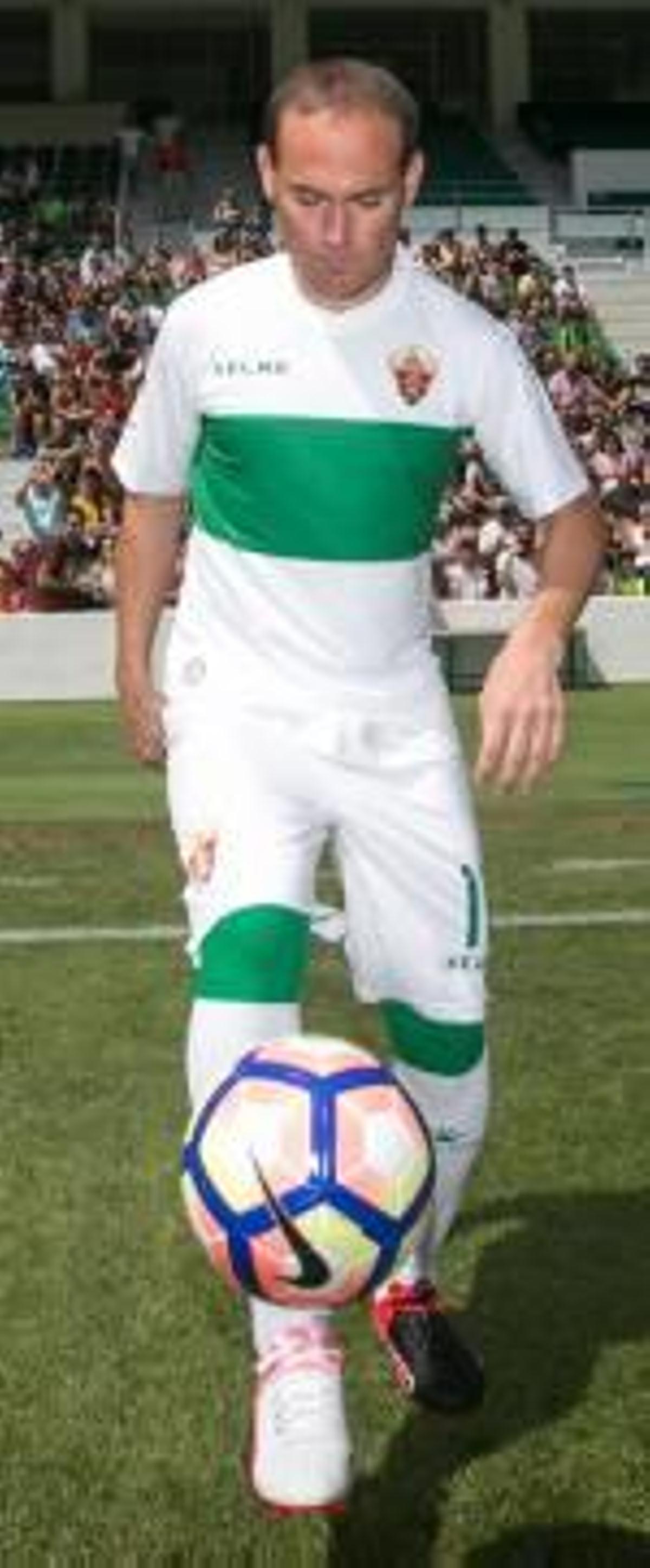 La afición corea  el «Ninogol» y se vuelca con su ídolo