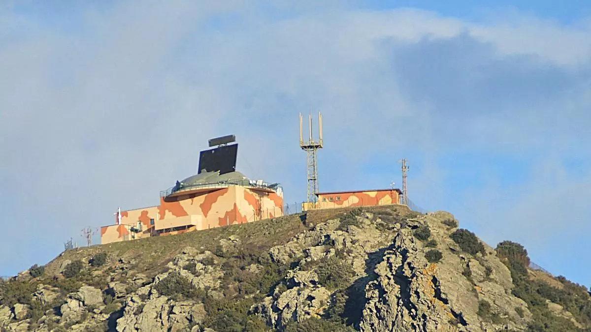 RADAR ROSES | El viento derriba en Girona la bola de un radar clave en el sistema de defensa aérea de España RADAR ROSES | El viento derriba en Girona la bola de un radar clave en el sistema de defensa aérea de España