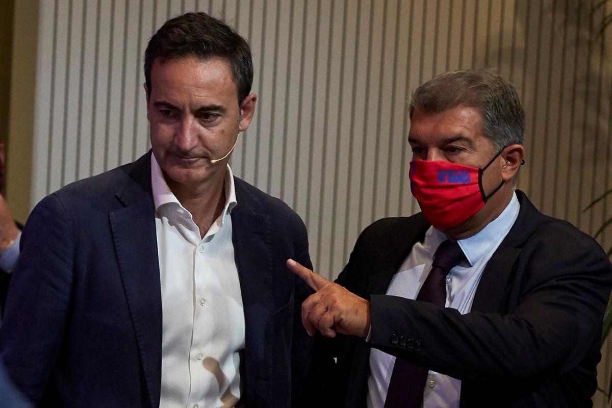 El director general del FC Barcelona, Ferran Reverter (i), y el presidente del FC Barcelona Joan Laporta (D) durante la presentación este miércoles en rueda de prense de los resultados de la auditoría a las cuentas del club, el cierre de la temporada 2020/2021 y el presupuesto del ejercicio 2021/2022.