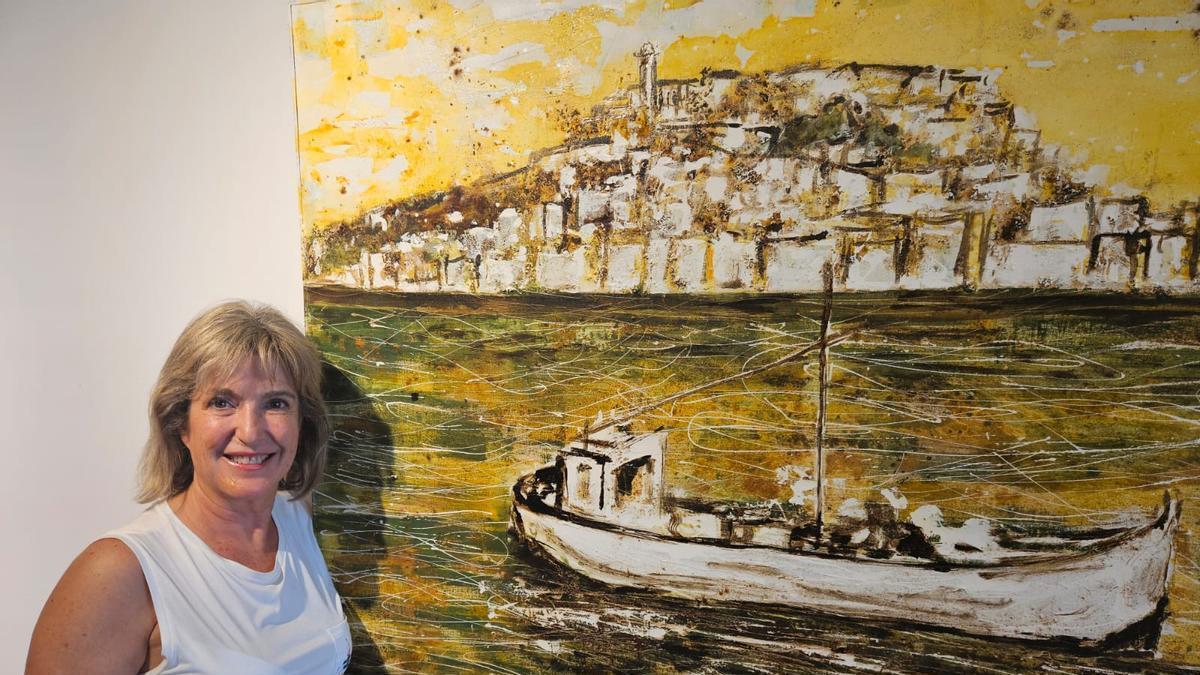La artista Matilde Hernández, este miércoles, con uno de los cuadros de ‘Calitja a les Pitiüses’.