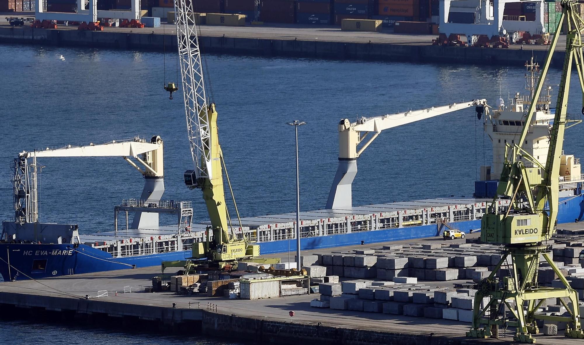 El buque mercante HC Eva Marie, atracado en el muelle Transversal