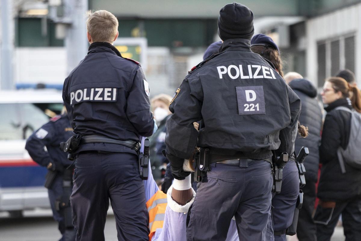 Archivo - Policía en Viena, la capital de Austria