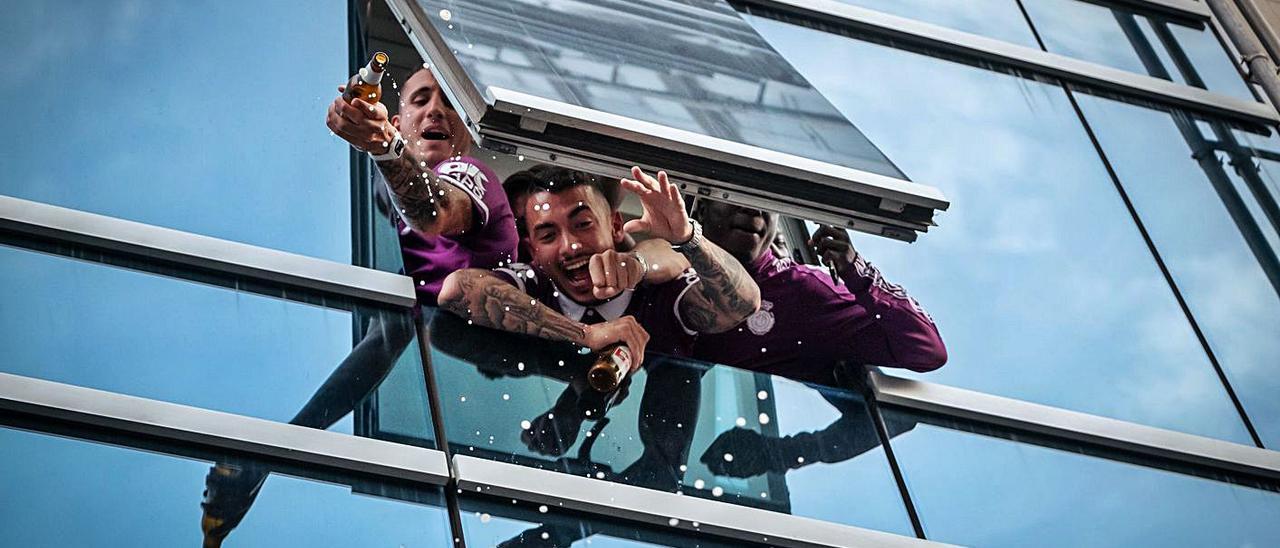 Russo, Antonio Sánchez y Amath vierten cerveza desde la habitación del hotel.