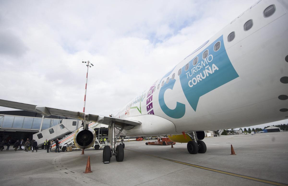Un avión de Vueling en el aeropuerto de A Coruña.