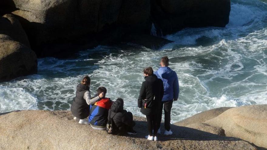 La familia de Manuel Cores espera que el mar se lo devuelva.