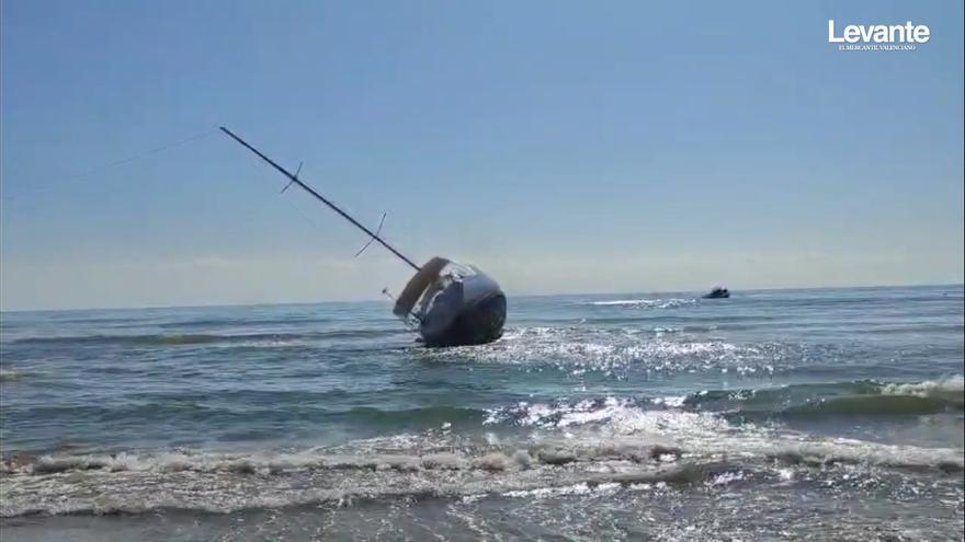 Así han liberado al velero que llevaba una semana encallado en la playa de Cullera