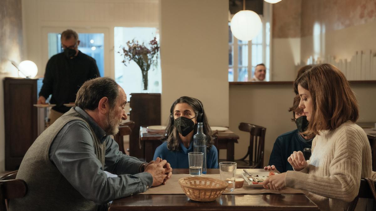 Karra Elejalde, Avelina Prat (directora) y  Alexandra Jiménez, durante el rodaje