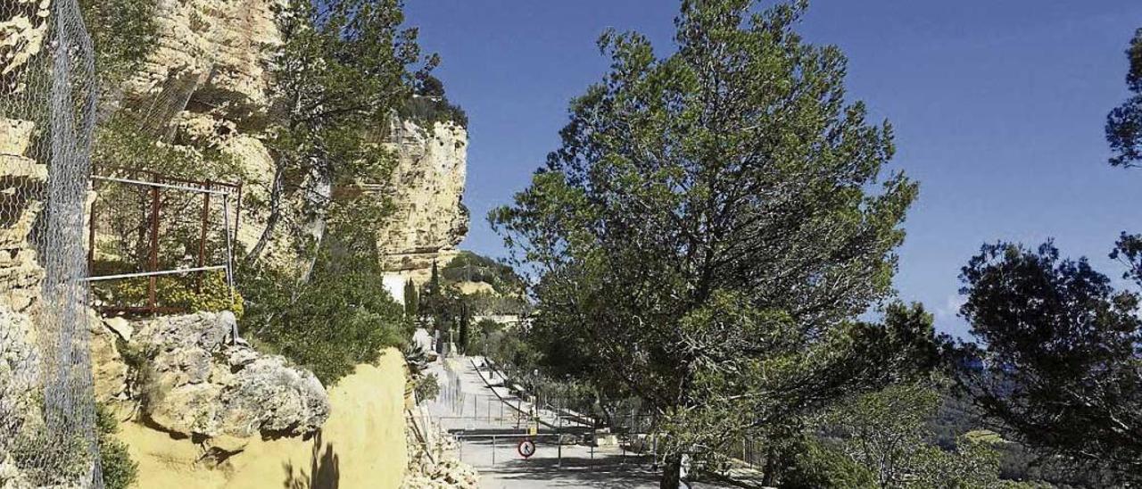 Imagen general del acceso al santuario, cerrado con una barrera.