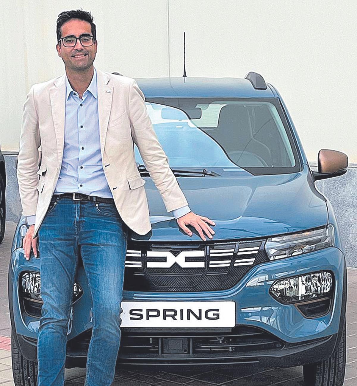 Francisco Hidalgo, director general de  Dacia España posa junto al eléctrico Spring