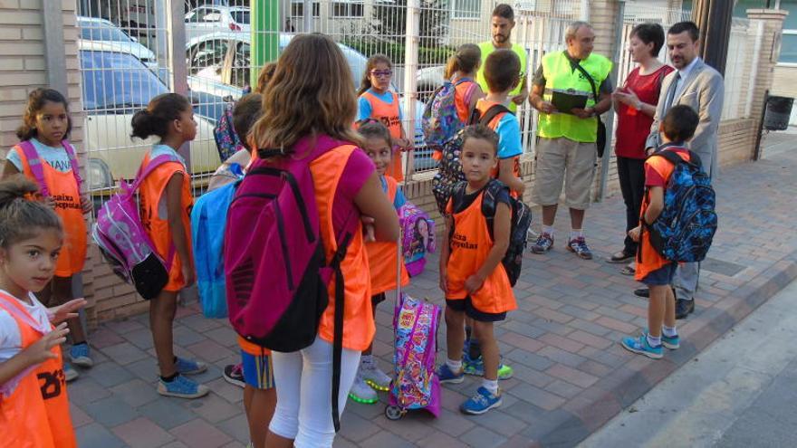 Ocho monitores acompañan a los niños al colegio en la Pobla de Vallbona