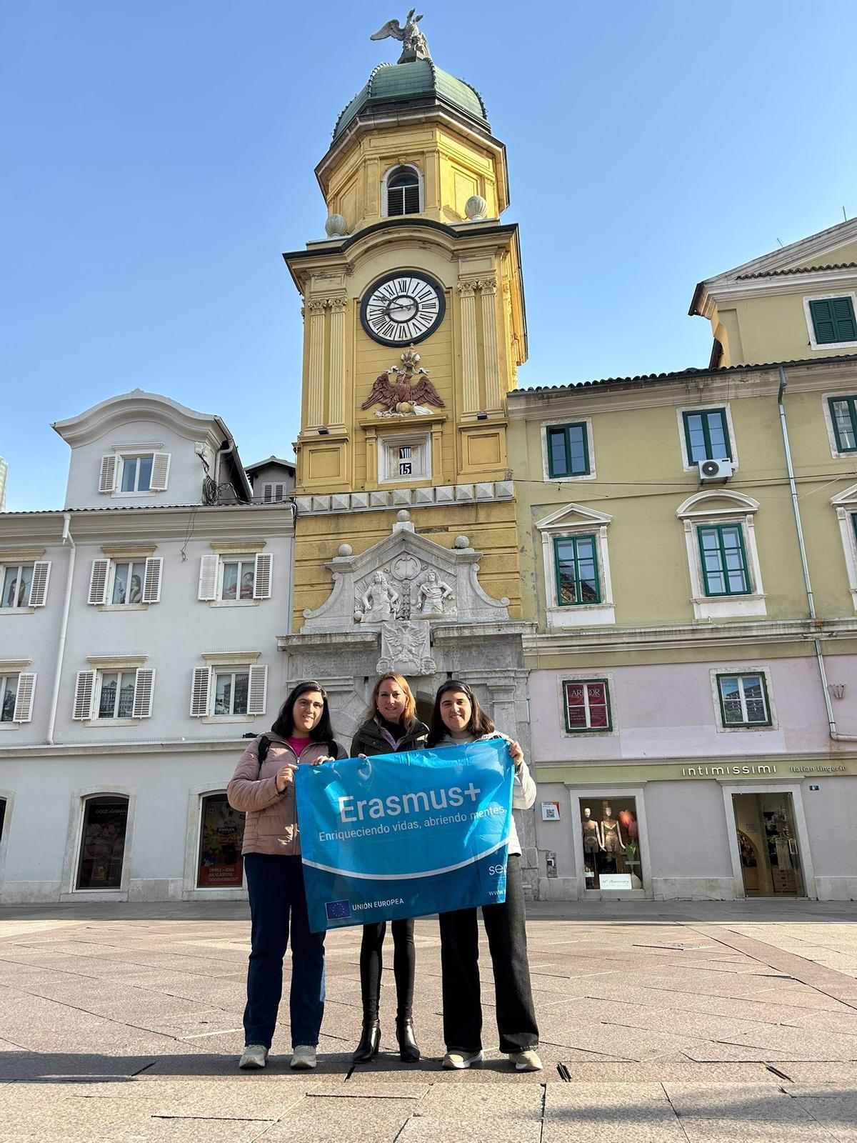 Por la izquierda, Miryam Ortega, Olvido Galán y Emma Ortega, en Rijeka.