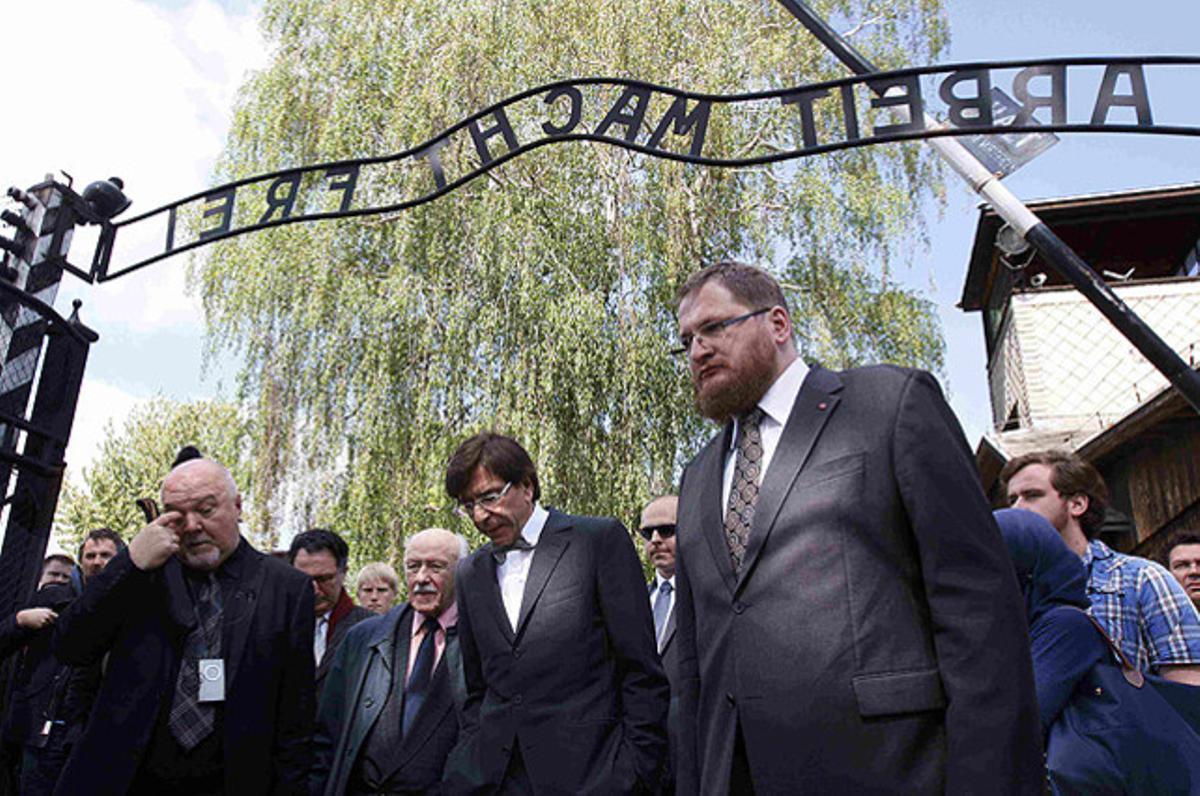 El primer ministre belga, Elio Di Rupo (centre), arriba a l’antic camp de concentració nazi d’Auschwitz, on ha participat en una commemoració internacional per celebrar el final de la segona guerra mundial.