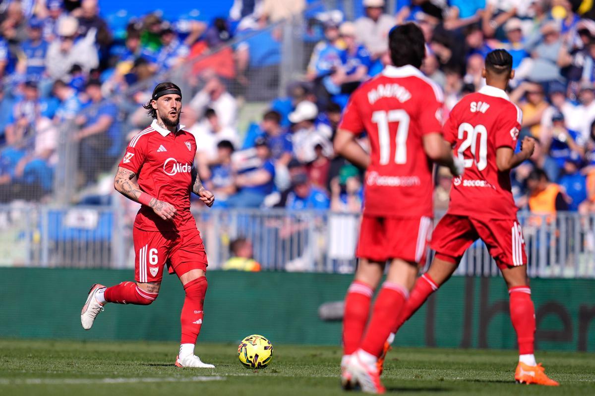Nemanja Gudelj corre con el balón durante el partido de LaLiga EA Sports, disputado entre el Getafe CF y el Sevilla FC en el estadio Coliseum
