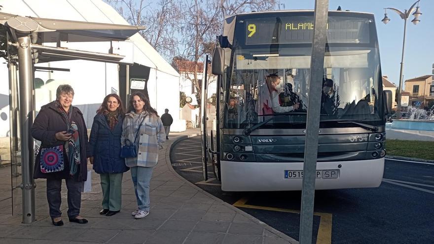 La presidenta vecinal, Inmaculada Viñolo, con dos usuarias del autobús, hace dos años en la parada de la línea 9 en la plaza de la Inmaculada de Churriana.