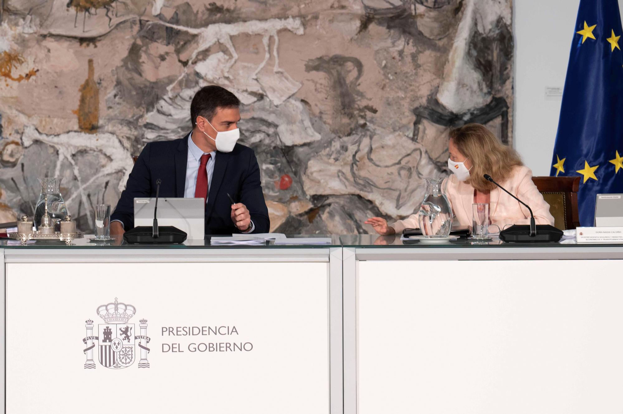 El presidente del Gobierno, Pedro Sánchez, habla con la vicepresidenta segunda, Nadia Calviño, durante el Consejo de Ministros de este 6 de julio de 2021, antes de partir para Tallin, Estonia.