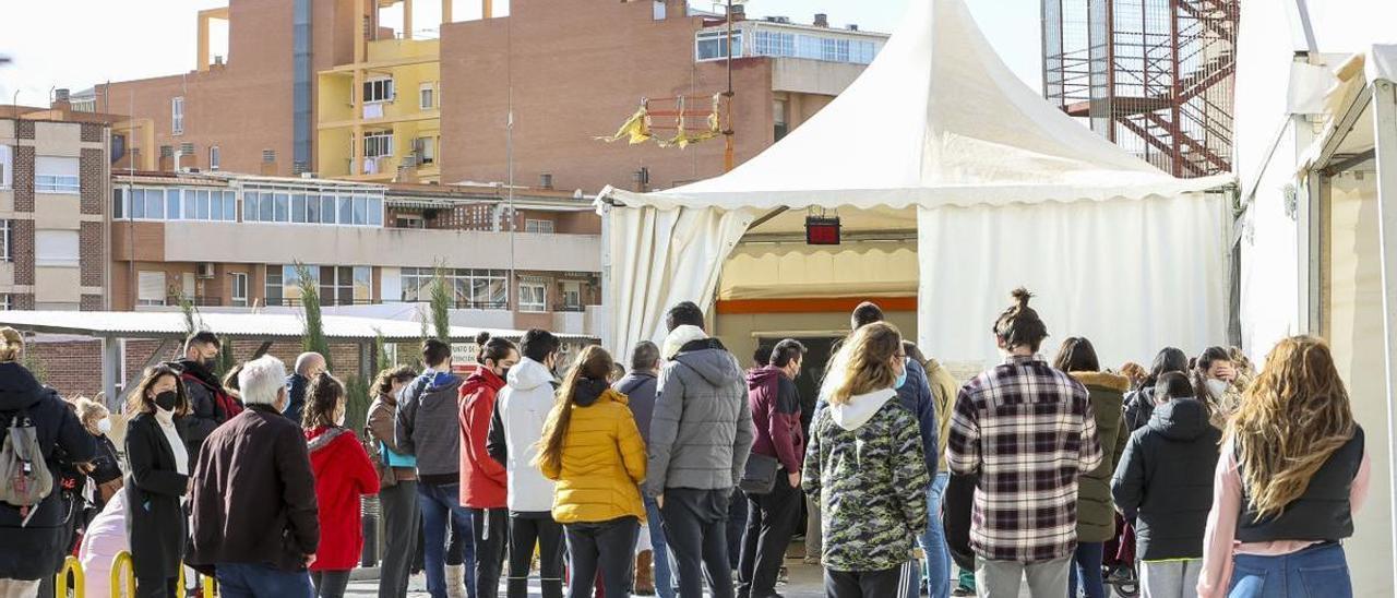 Warteschlangen zur Durchführung einer PCR in einem Krankenhaus in Alicante.