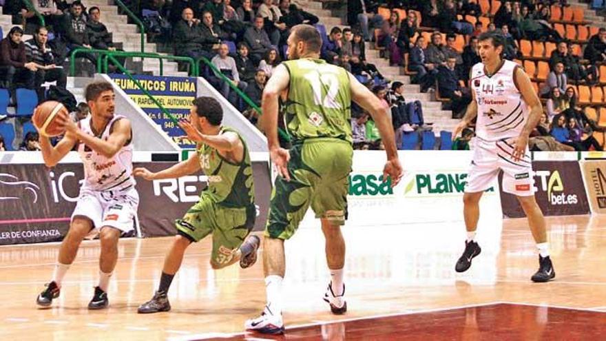 Alvarado, que salió en el quinteto titular, busca un compañero a quien pasar el balón durante el duelo ante el Planasa.