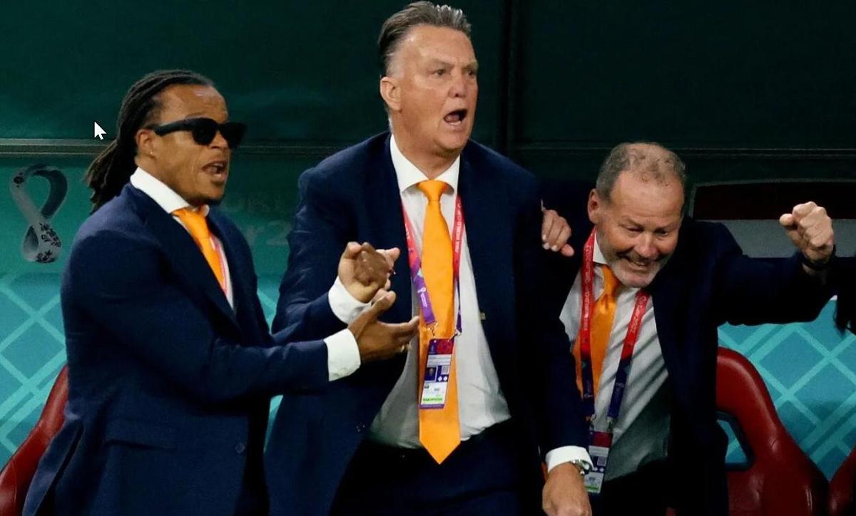 Louis Van Gaal celebra un gol de Países Bajos con Edgar Davids.