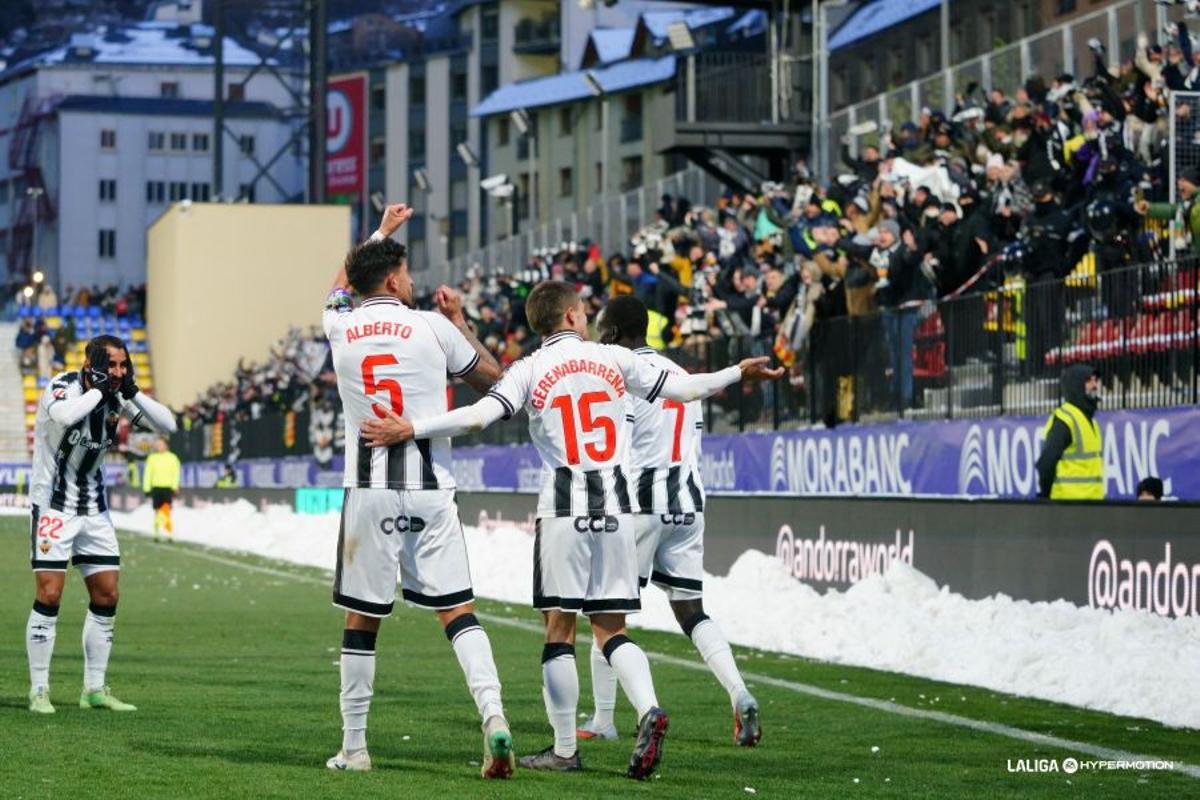 Mellot, Alberto, Gerenabarrena y Mabil celebran el 0-2.