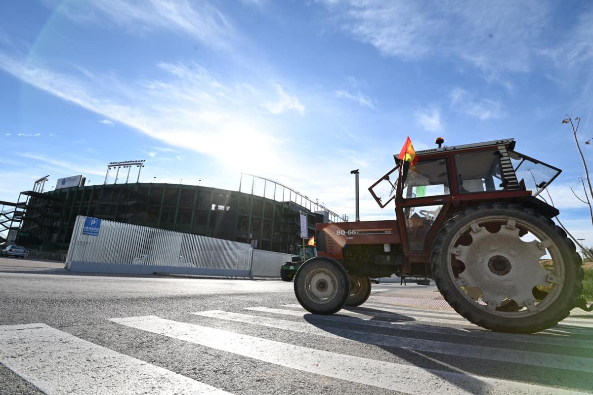 Así ha sido la salida de la tractorada desde Elche