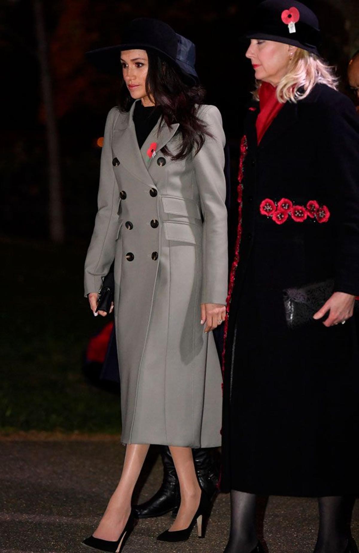 Meghan Markle con sombrero fedora y abrigo abotonado