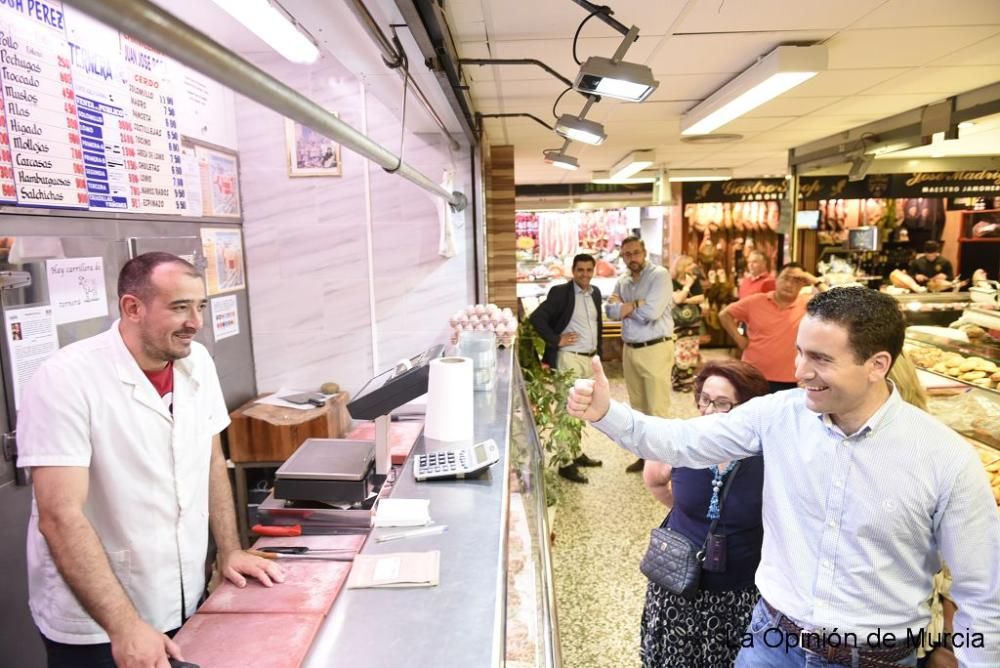 Teodoro García pidiendo el voto en el mercado Saav