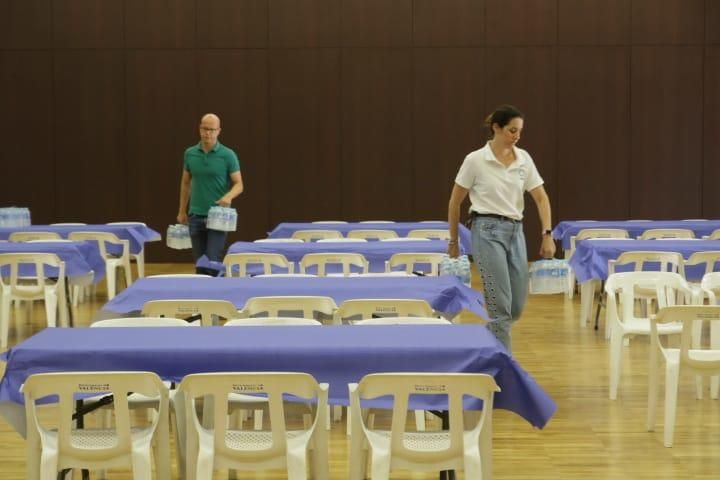 Los desalojados esta mañana en Barx han sido acogidos temporalmente en el Palacio de Congresos de Gandia.