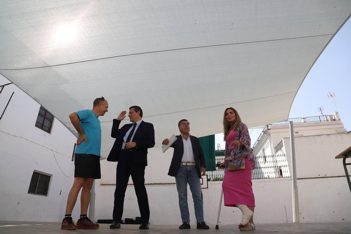 Toldos instalados por el Ayuntamiento de Córdoba en el patio del colegio Santos Mártires.