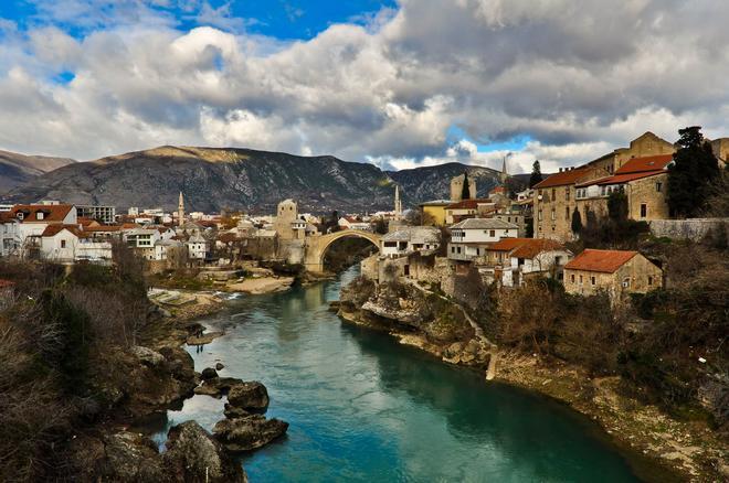 El puente de Stari Most que une la ciudad de Mostar
