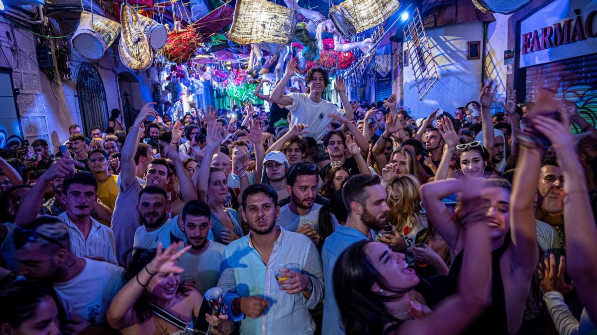 Ambiente en la primera noche de las fiestas de Gràcia.