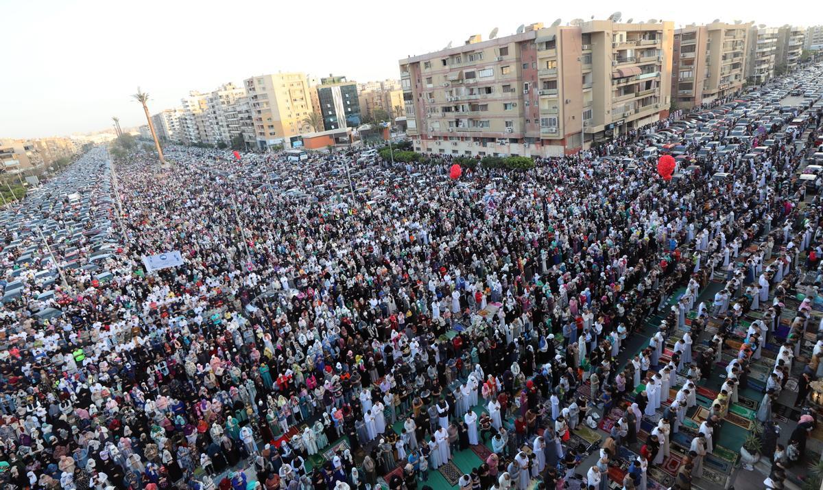 Los musulmanes celebran el fin del Ramadán. Fiesta del Eid al-Fitr en Egipto.