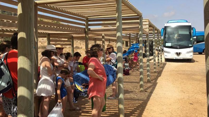 Bañistas esperando al autobús que les dirigía al parque natural.