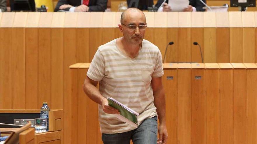 El representante de la Asociación de Pais Separados, Lois Manuel Toirán, ayer, en el Parlamento.