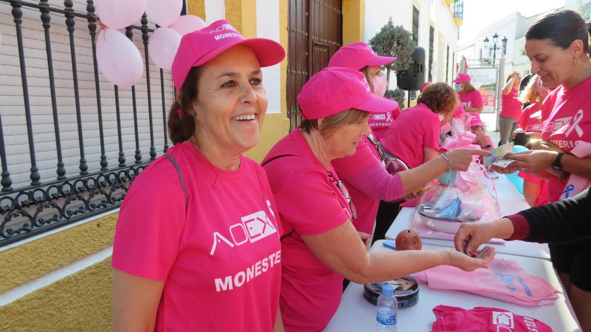 Venta de camisetas y gorras conmemorativas en la salida de la marcha