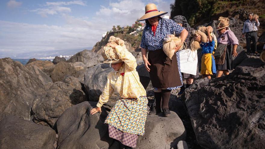 Vecinos remojan los chochos en la costa de San Juan de la Rambla