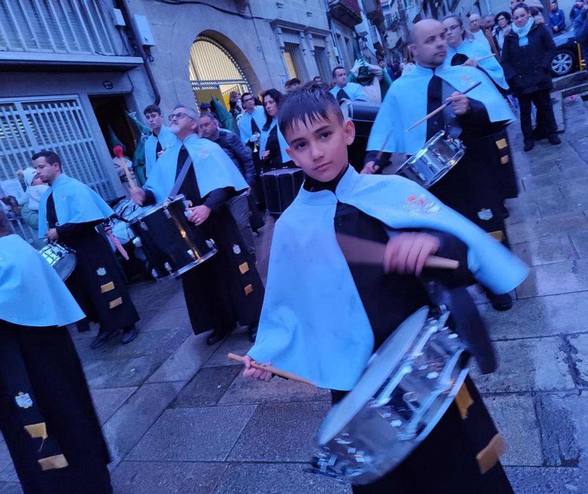 La Banda de Tambores e Cornetas no dudó en mojarse bajo la lluvia.