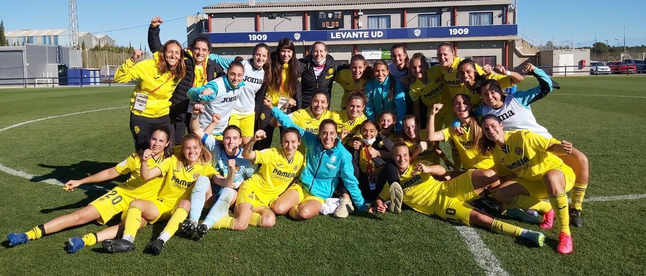 Las jugadoras del Villarreal celebran sobre el césped la primera victoria ‘grogueta’ a domicilio en Primera División.