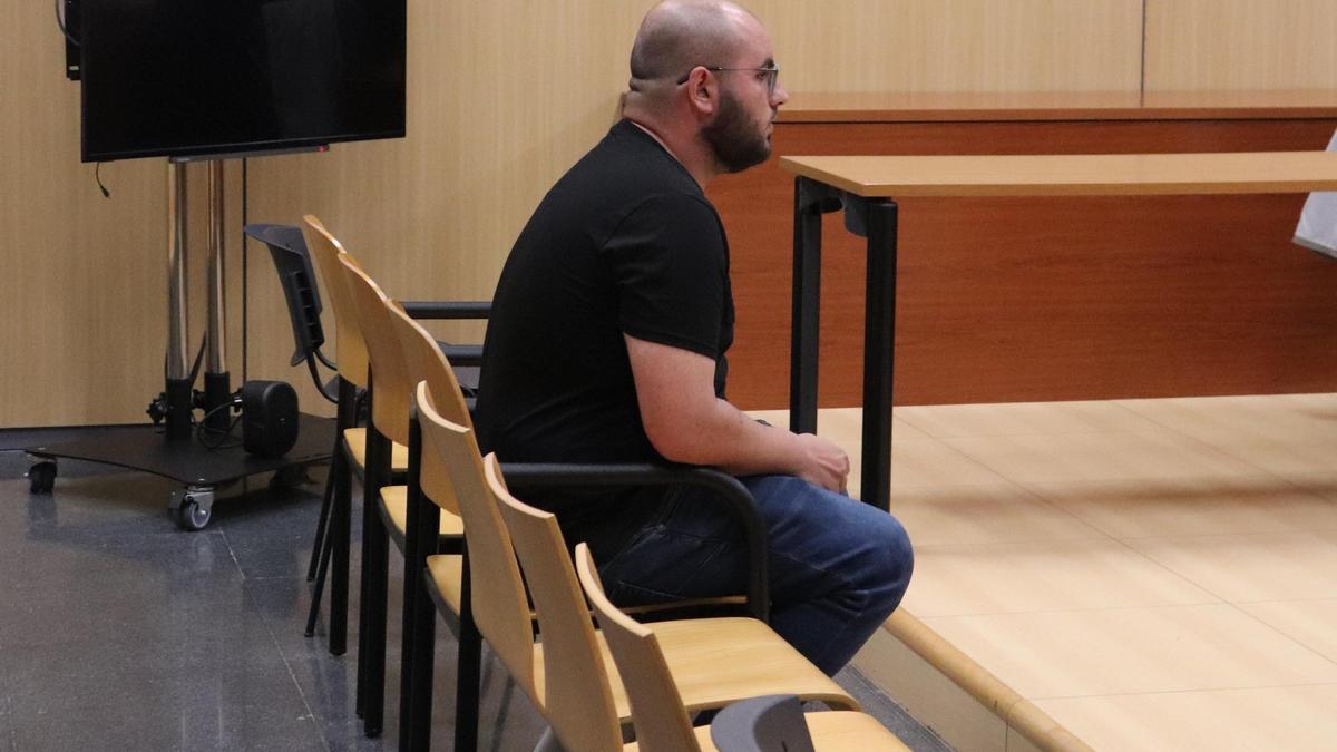 El acusado de intentar matar a un joven de una cuchillada por la espalda en una discoteca de Manises.