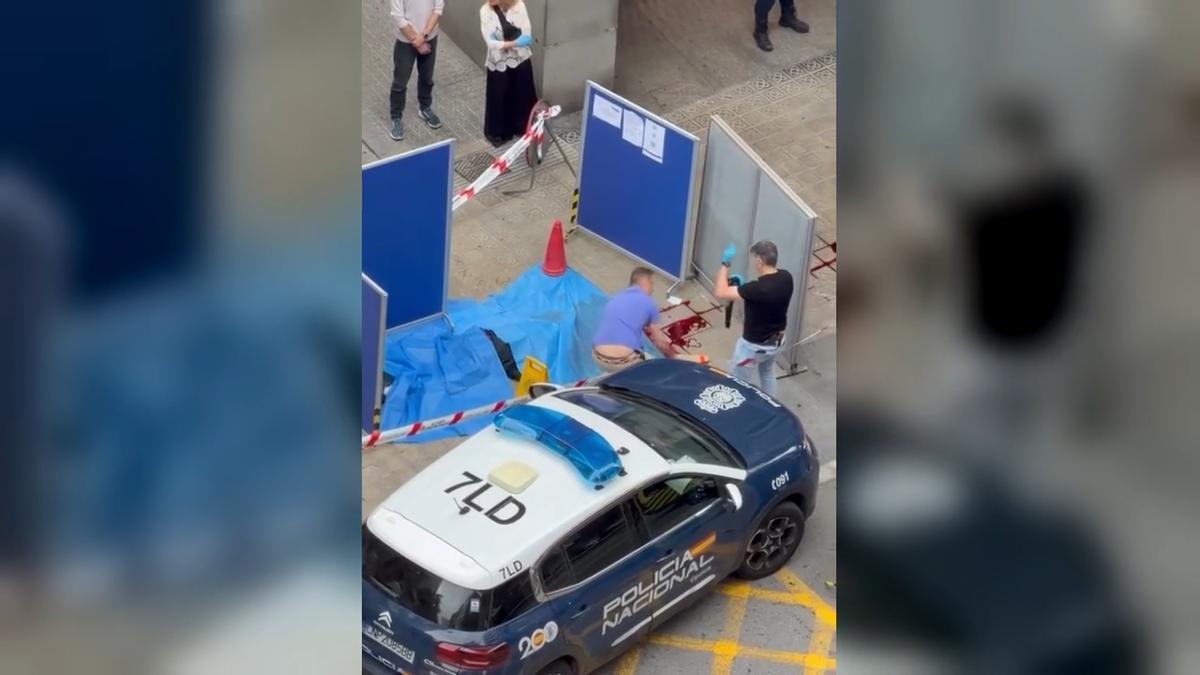 Labores policiales en el lugar del tiroteo mortal de la calle de Balmes de Barcelona