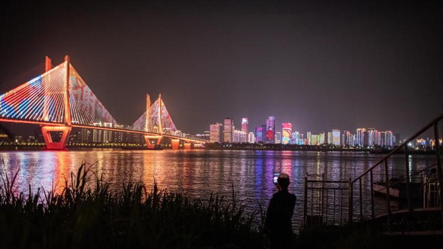 Espectacular juego de luces en Wuhan para anunciar el fin del confinamiento