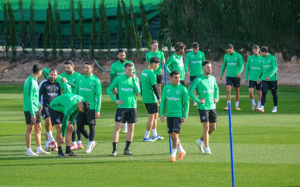 Los futbolistas del Elche, durante un entrenamiento