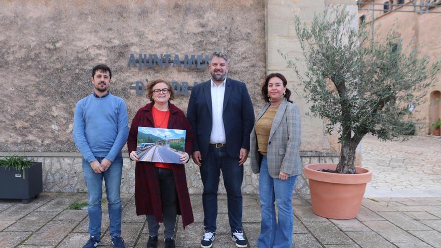 El coordinador general de MÉS per Mallorca y portavoz de la formación en el Parlament, Lluís Apesteguia, junto a la regidora de MÉS per Andratx, Ruth Mateu, y otros representantes del partido ecosoberanista