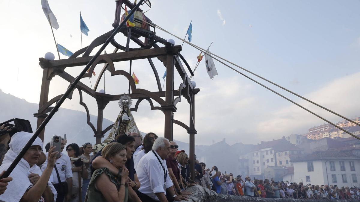 La Descarga más esperada convirtió cinco días de espera en una explosión de emoción en Cangas del Narcea: 7.30 minutos de estruendo y casi 100.000 voladores en el cielo