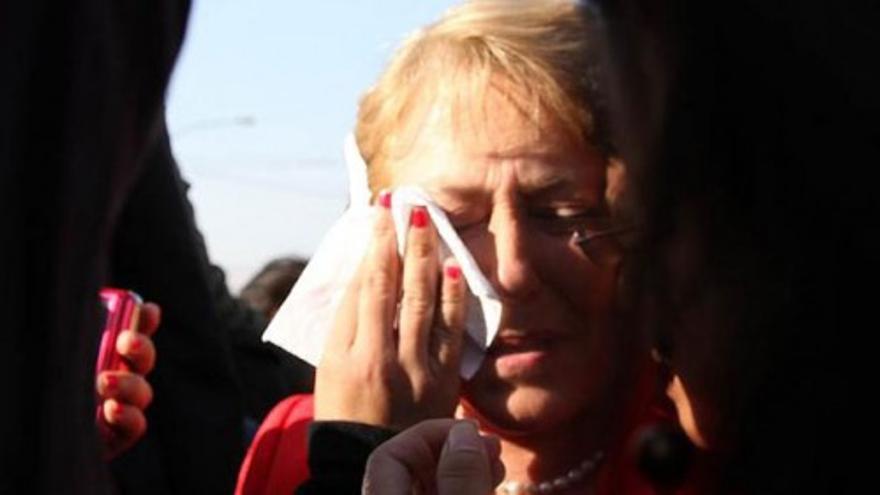 Un joven escupe en la cara a Michelle Bachelet