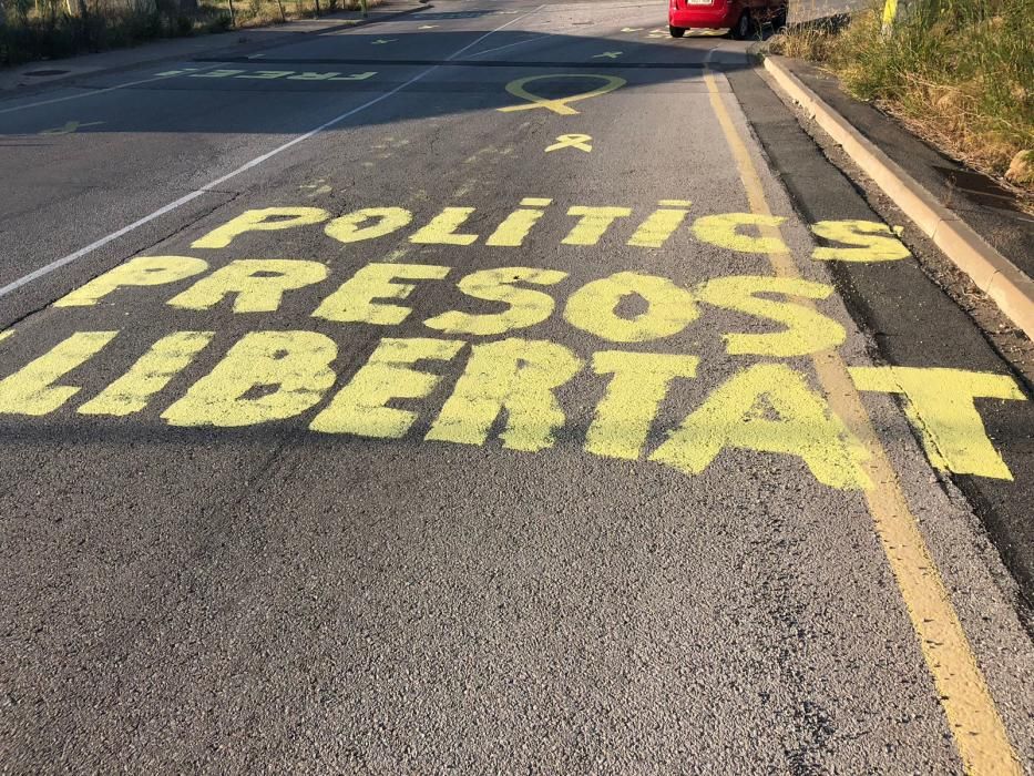 La carretera d’accés al Puig de les Basses queda tenyida de groc