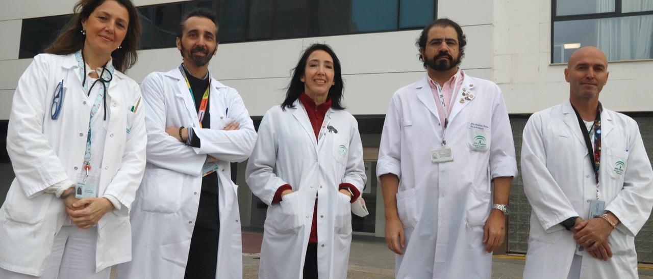 De izquierda a derecha, la enfermera Aurora Ruiz; David García y Elena Mateos (oncólogos pediátricos); José Ramón Molina (hemátologo pediátrico) y el enfermero Vicente Siles.